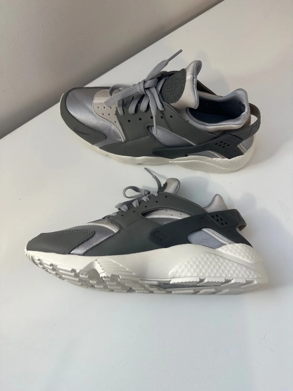 NEW - MENS - NIKE - AIR HUARACHE SNEAKER - GRAY - RETIRED